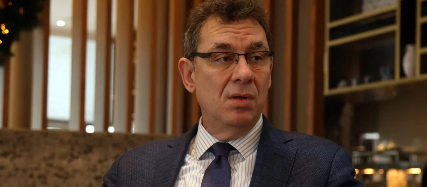 «Τρελός είναι»; - Δεν θέλει να ακούσει για άρση πατέντας των εμβολίων ο Α.Μπουρλά